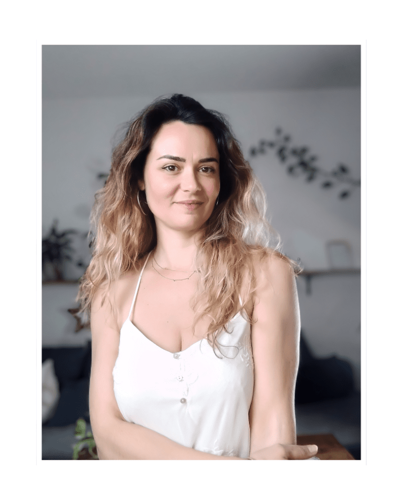 Portrait de Charlotte, artiste réalisant des aquarelles artisanales et créations faites main, illustrant son univers poétique et doux.