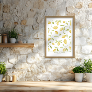 Aquarelle Citron encadrée, exposée dans une cuisine en pierre et bois au style provençal