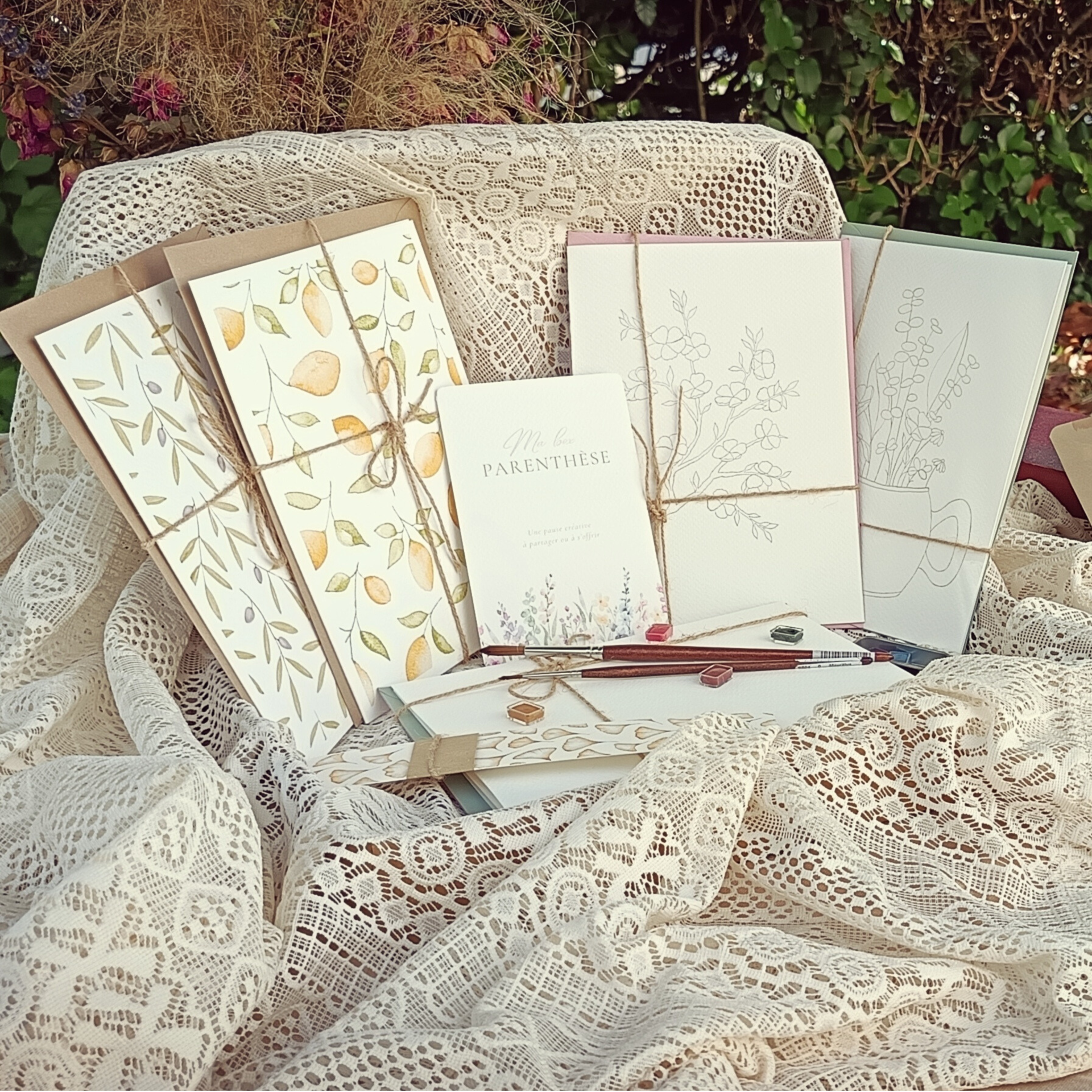 Photo principale de la box Parenthèse, un coffret artisanal d’aquarelles et de cartes à peindre, idéal pour les amateurs d’art et de créations faites main