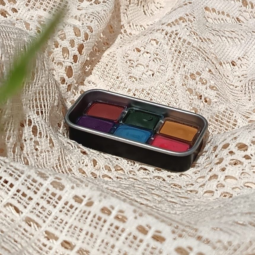 Gros plan sur les aquarelles artisanales de la box Parenthèse