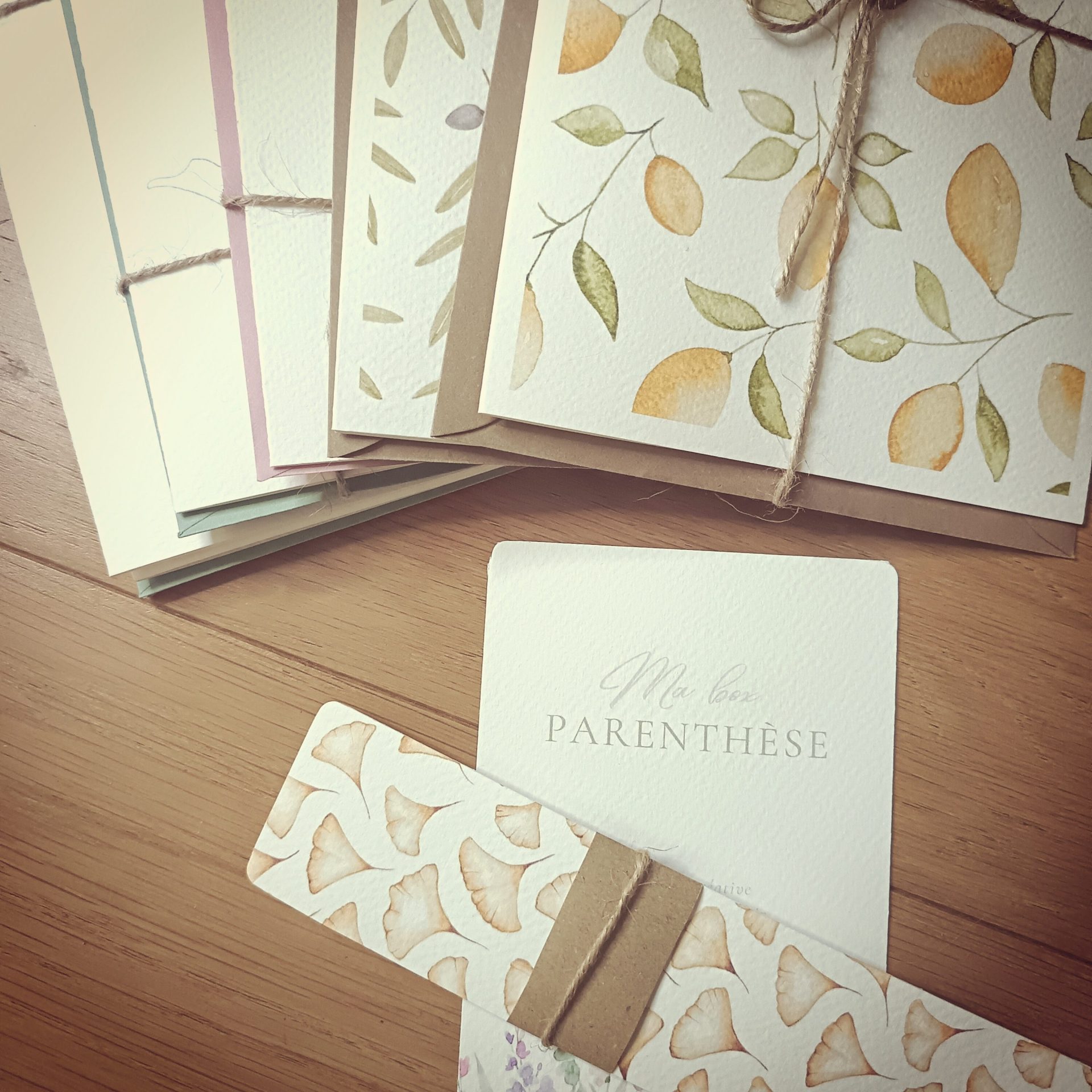 Mise en scène de la Box Parenthèse avec cartes à peindre et marque-page artisanal, idée créative pour loisirs DIY et cadeaux uniques