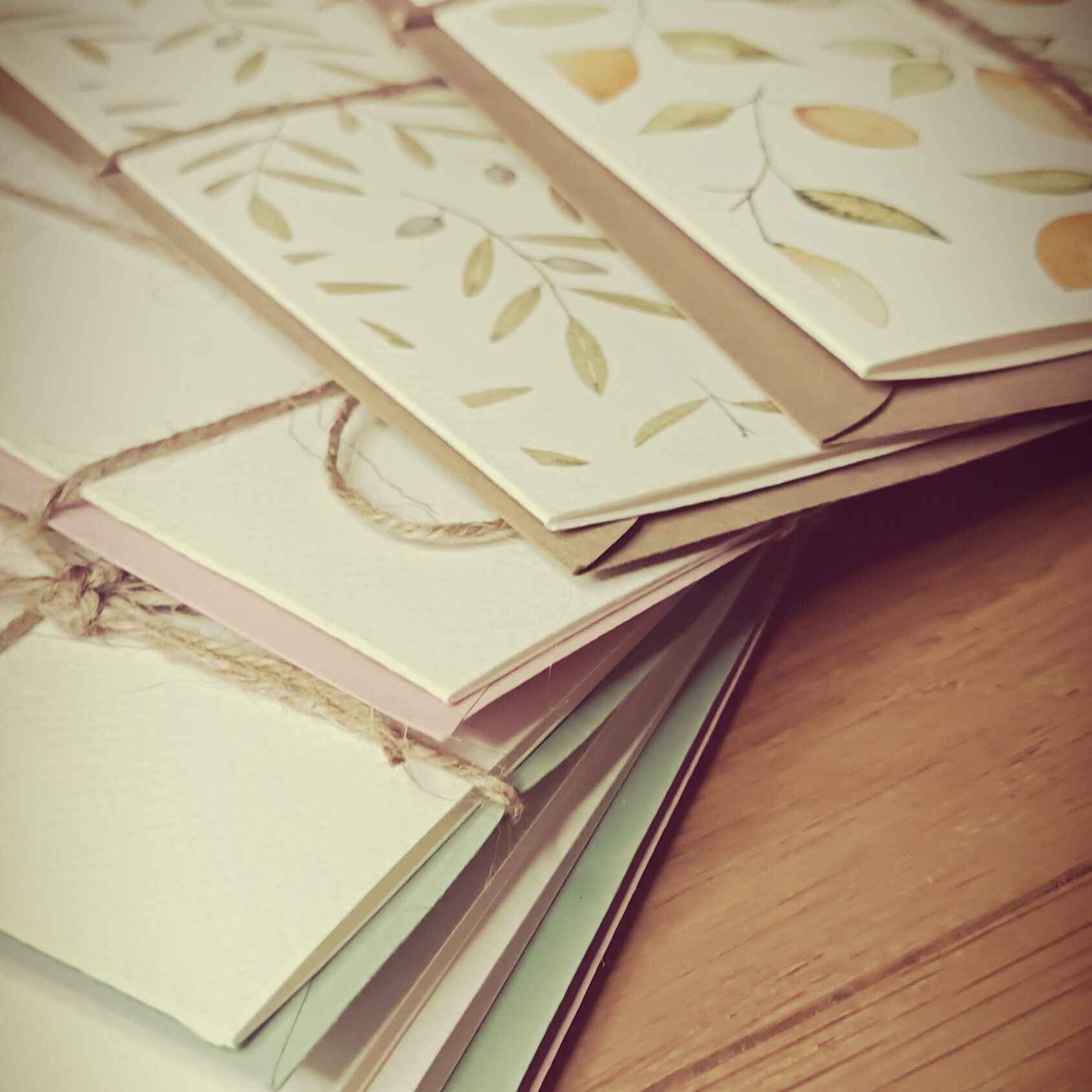 Box Parenthèse avec cartes à peindre, aquarelles artisanales et pinceaux, idéale pour activités créatives à la maison et cadeau original