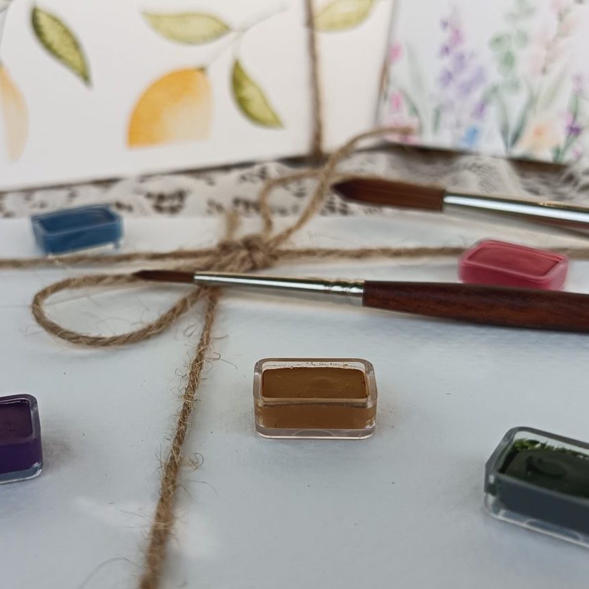 Vue de la box Parenthèse édition limitée incluant pinceaux et aquarelles artisanales