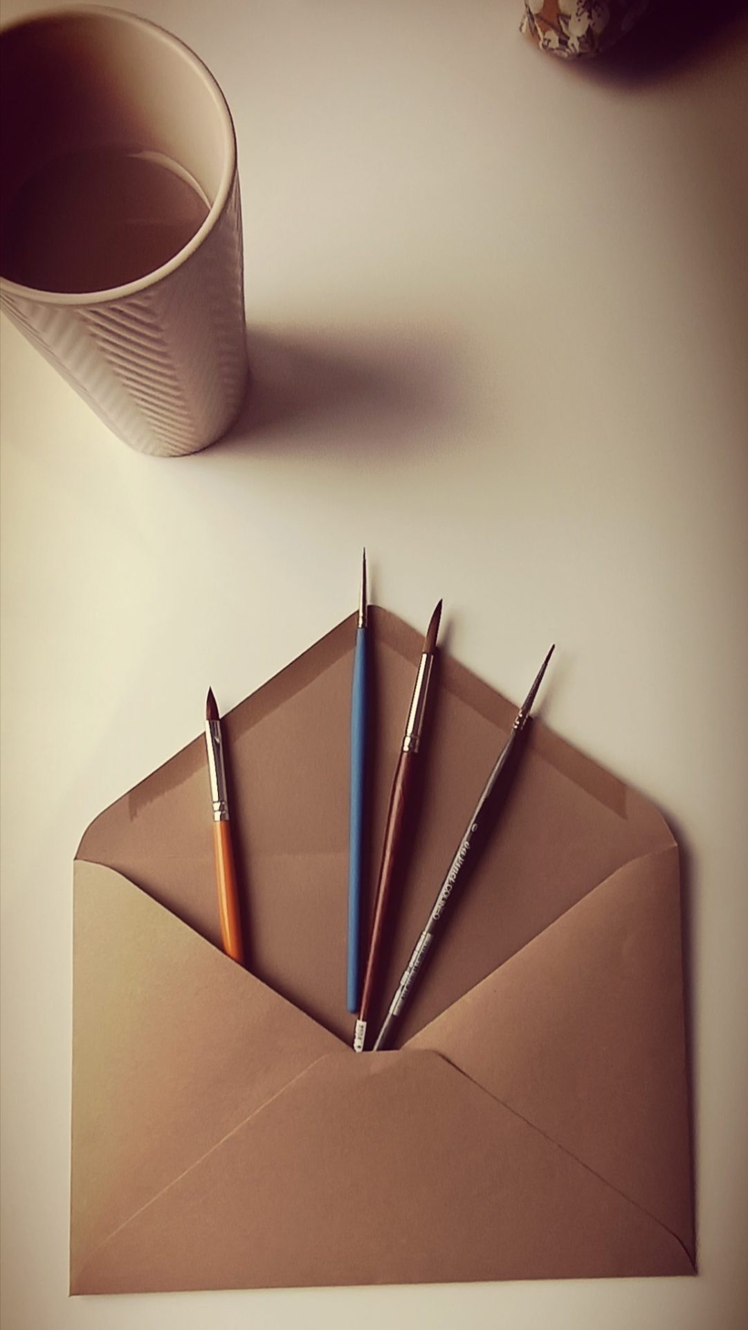 Mise en scène de la Box Parenthèse avec cartes à peindre et aquarelles artisanales, présentée avec pinceaux pour inspiration créative et activités DIY