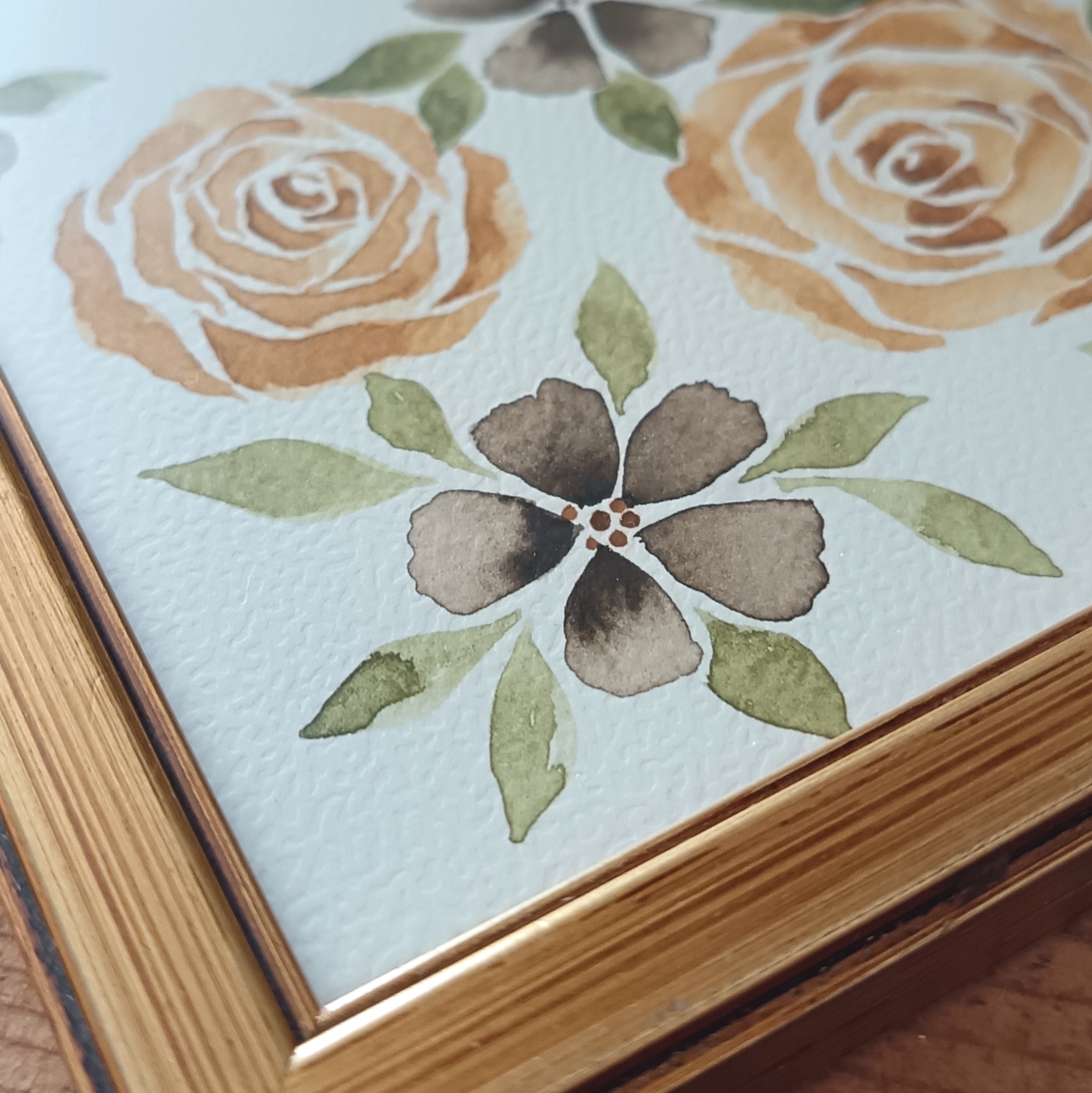 Gros plan sur la texture du papier et les pigments de l’aquarelle Demoiselle Adélaïde