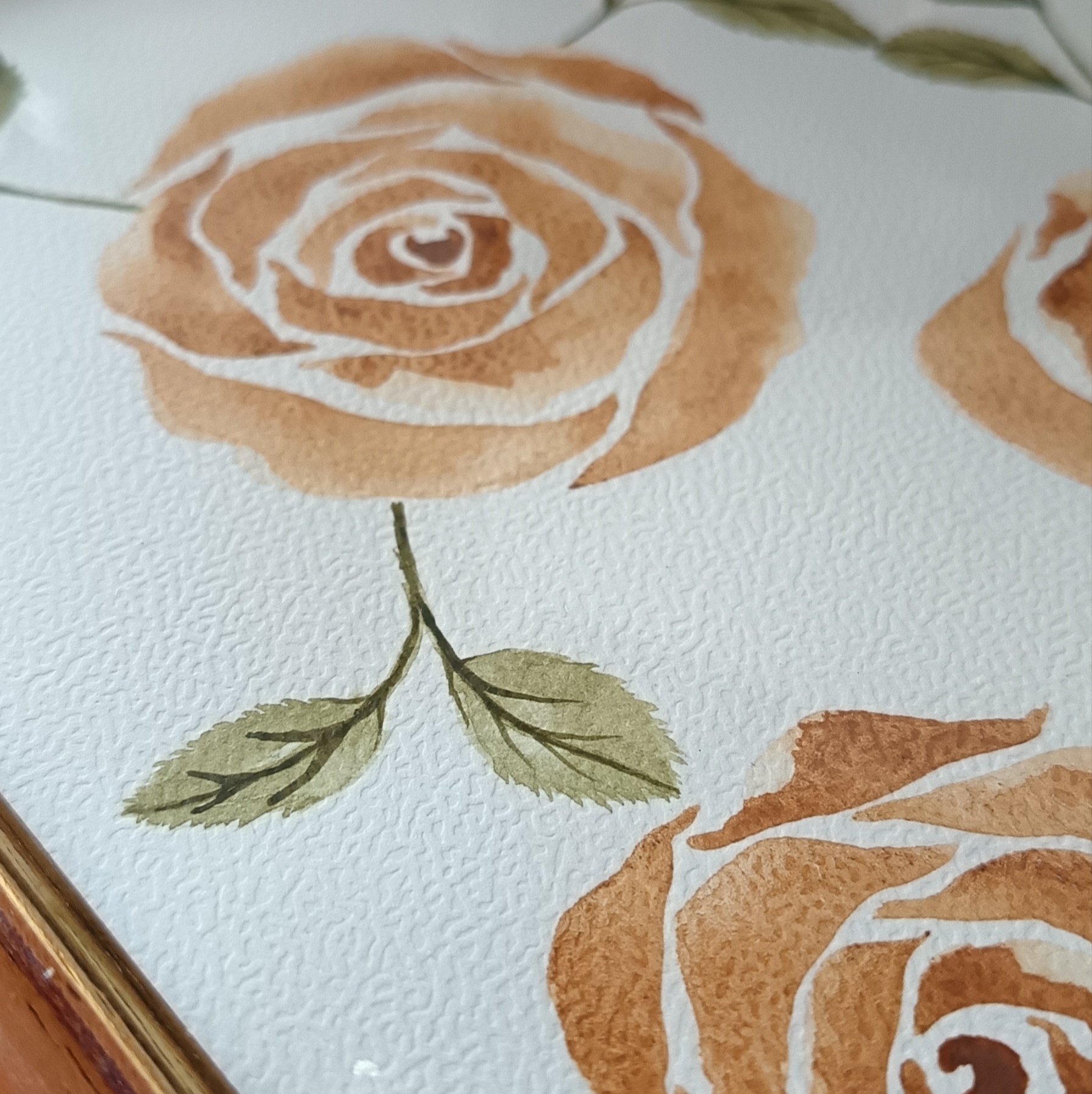 Gros plan sur la texture du papier et les pigments de l’aquarelle Demoiselle Agathe