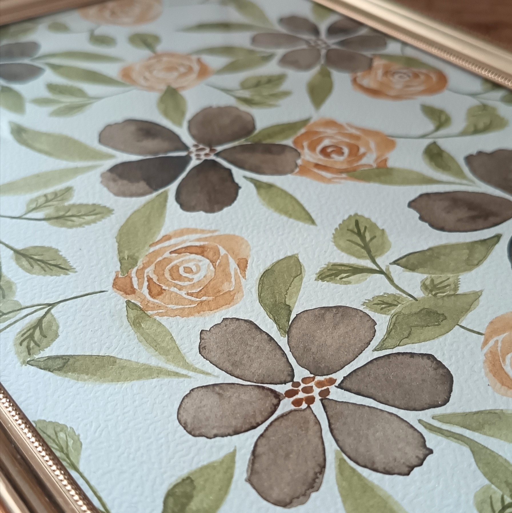Gros plan sur la texture du papier et les pigments de l’aquarelle Jeanne
